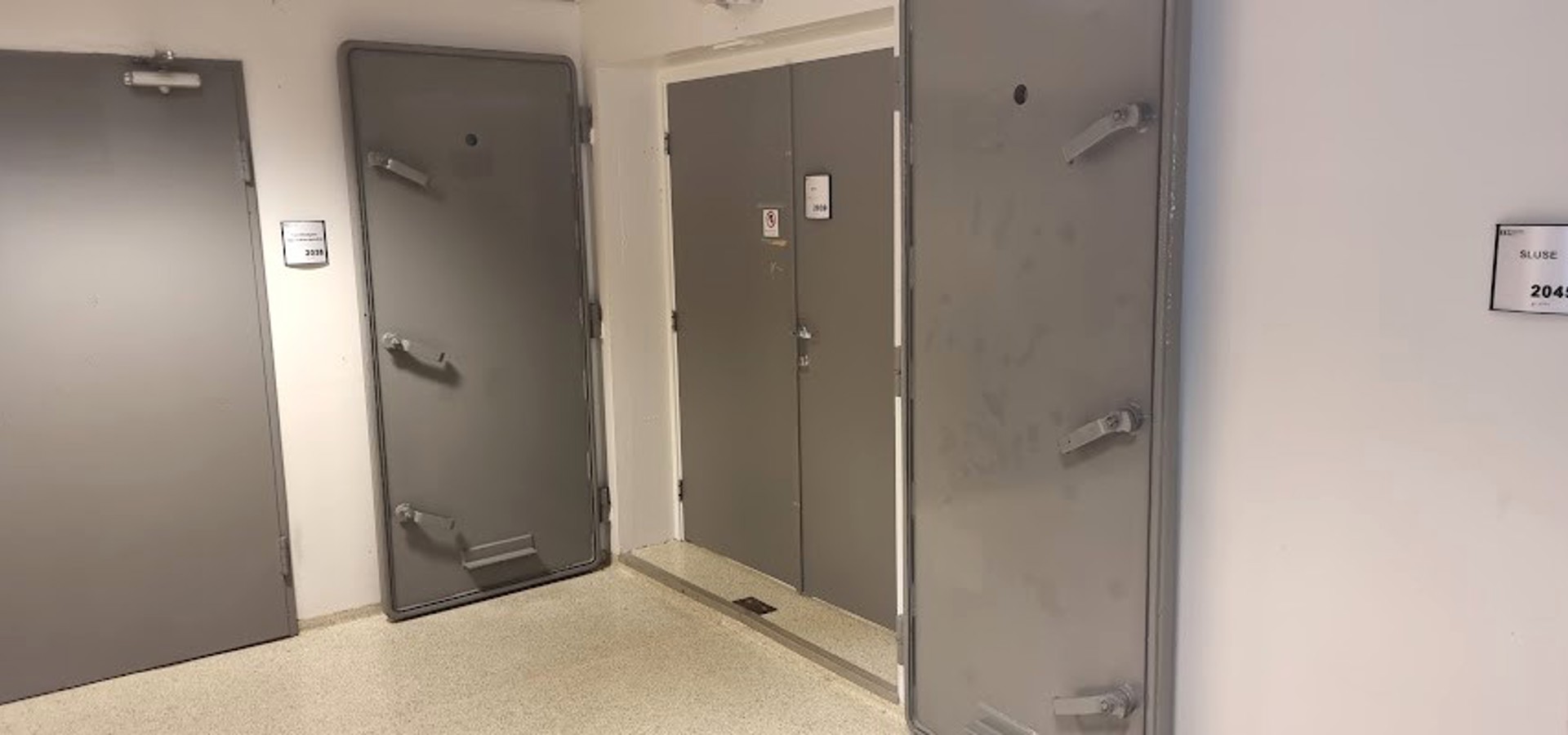 20241105 132756 Dører Tilfluktsrom